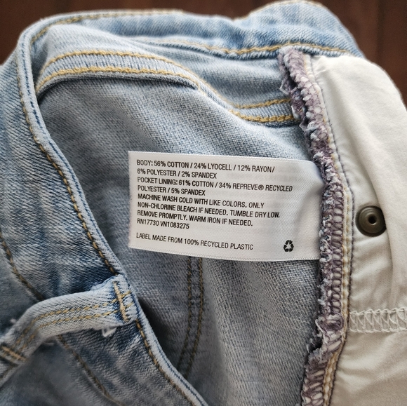 Universal Thread Women's Size 8/29 Light Wash Distressed Denim Jeans - Picture 6 of 6